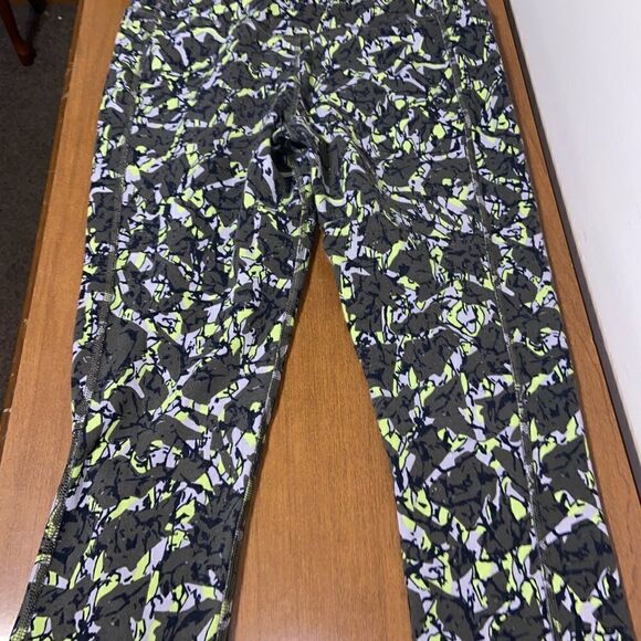 Nike dri fit graphic athletic capris - Picture 3 of 4
